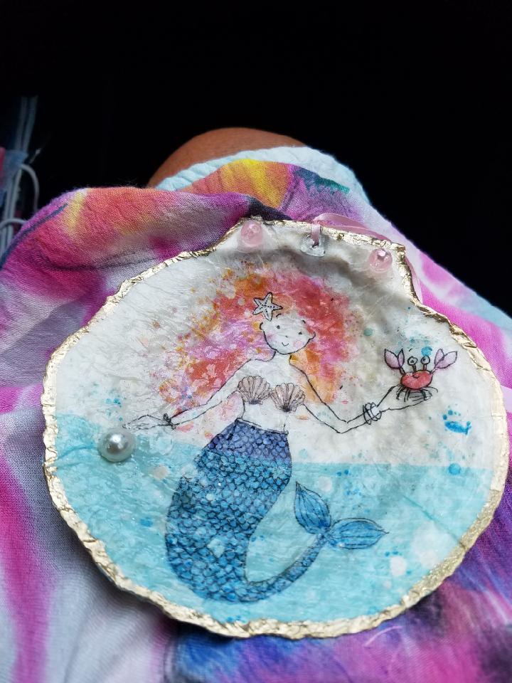 Cutsie Mermaid on Scallop Shell